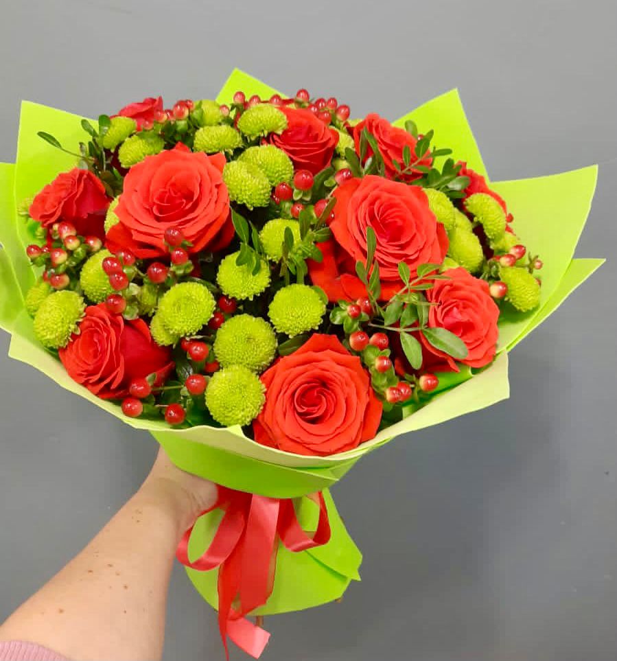 Букет цветов из: Хризантемы и Розы в Суде