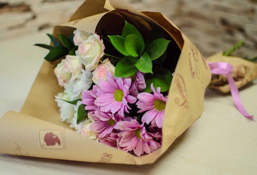 Букет цветов из: Розы и Хризантемы в Суде