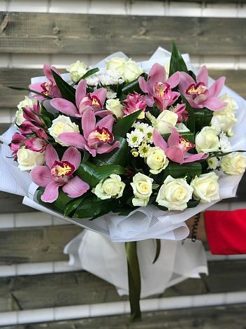 Букет цветов из: Розы и Хризантемы в Суде