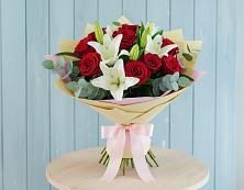 Букет цветов из:  Лилии и Розы в Суде