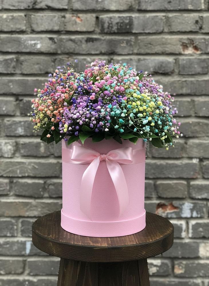Цветочная композиция из Гипсофила и Розы в шляпной коробке в Суде