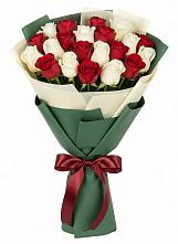 Букет Микс из красных и белых роз в Суде
