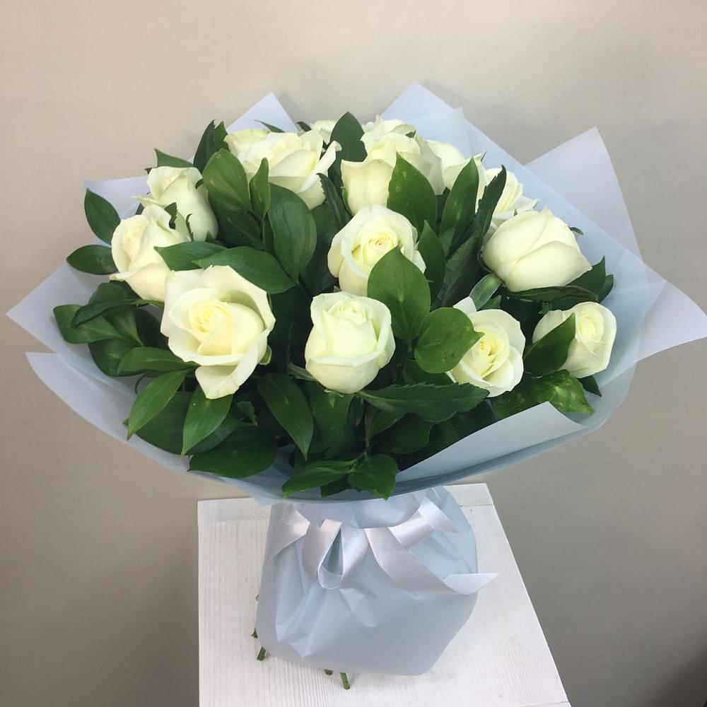 Букет 15 Белых роз Проуд в Суде