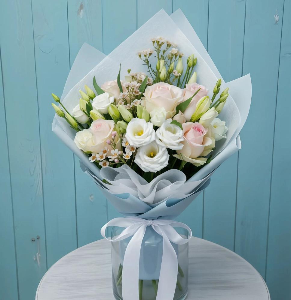 Букет цветов из: Розы и Лизиантусы в Суде