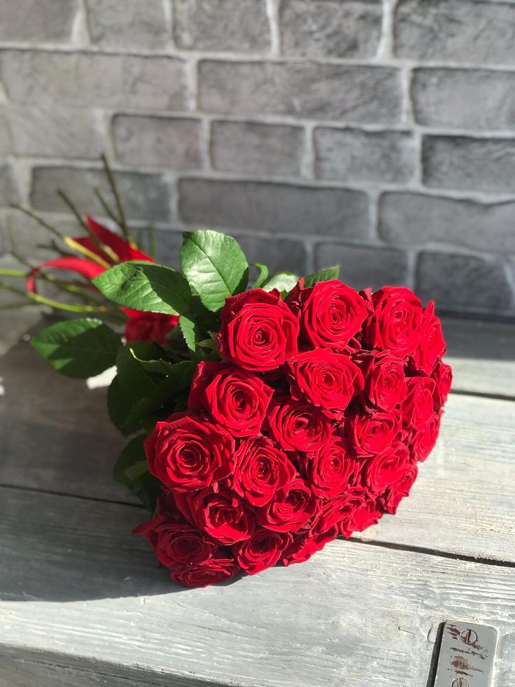 Букет Красные розы Фридом в Суде