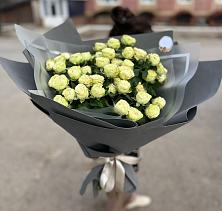 Букет Белые кустовые розы Солинеро в Суде