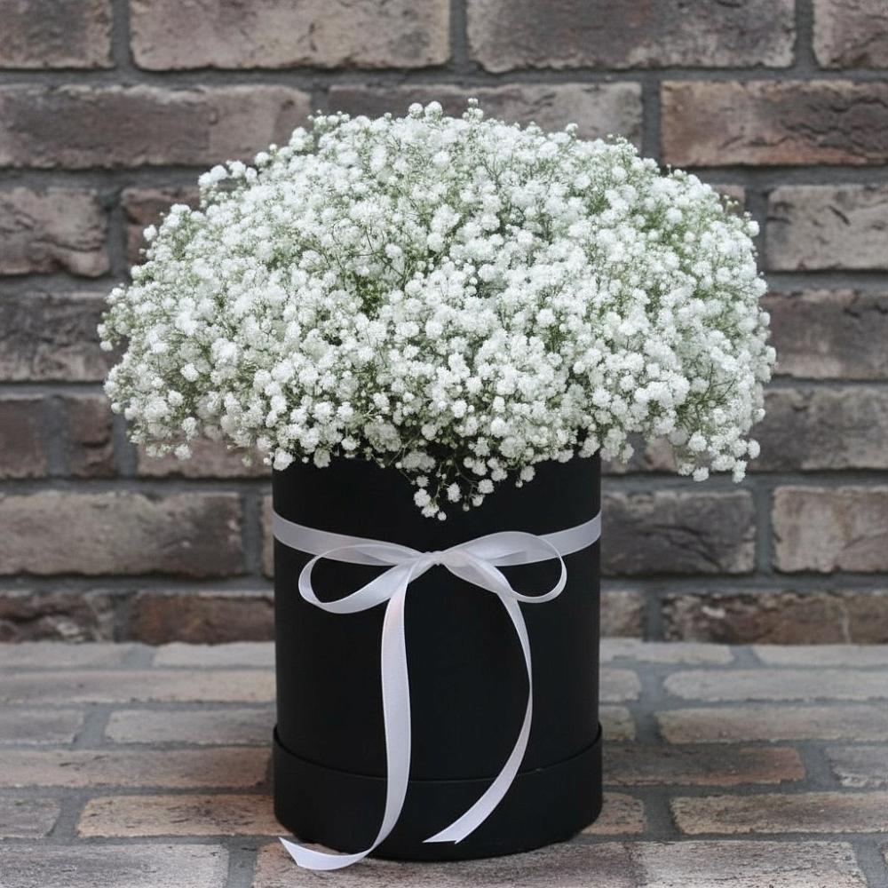 Цветочная композиция из Гипсофила в шляпной коробке в Суде