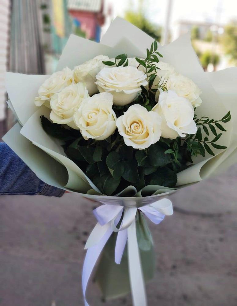 Букет Белые розы Проуд в Суде