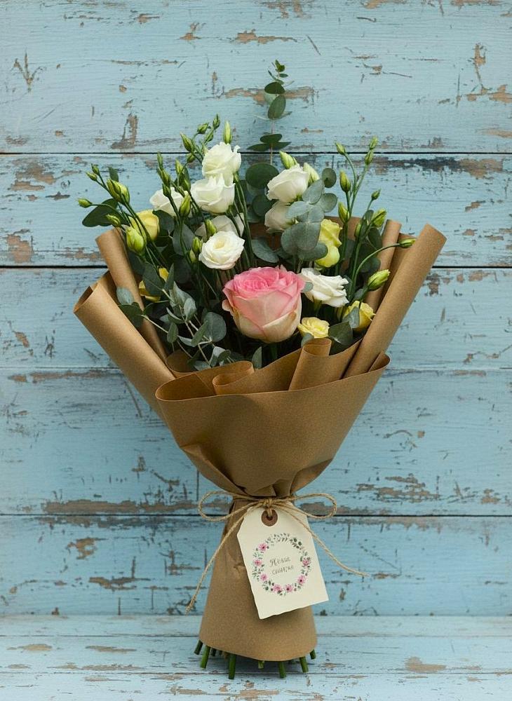 Букет цветов из: Розы и Лизиантусы в Суде