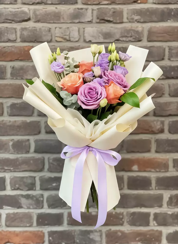 Букет цветов из: Лизиантусы и Розы в Суде