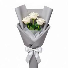 Букет 3 белые розы в Суде