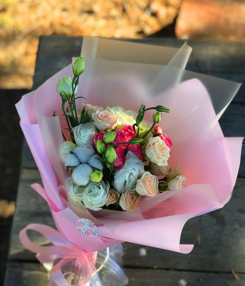 Букет цветов из: Розы и Лизиантусы в Суде