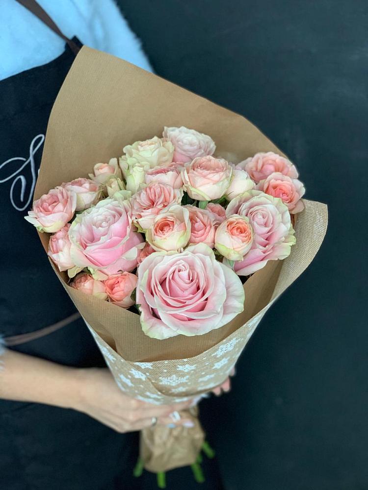 Букет цветов из: Хризантемы и Розы в Суде