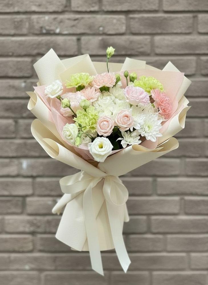 Букет цветов из: Гвоздики, Розы, Лизиантусы и Хризантемы в Суде