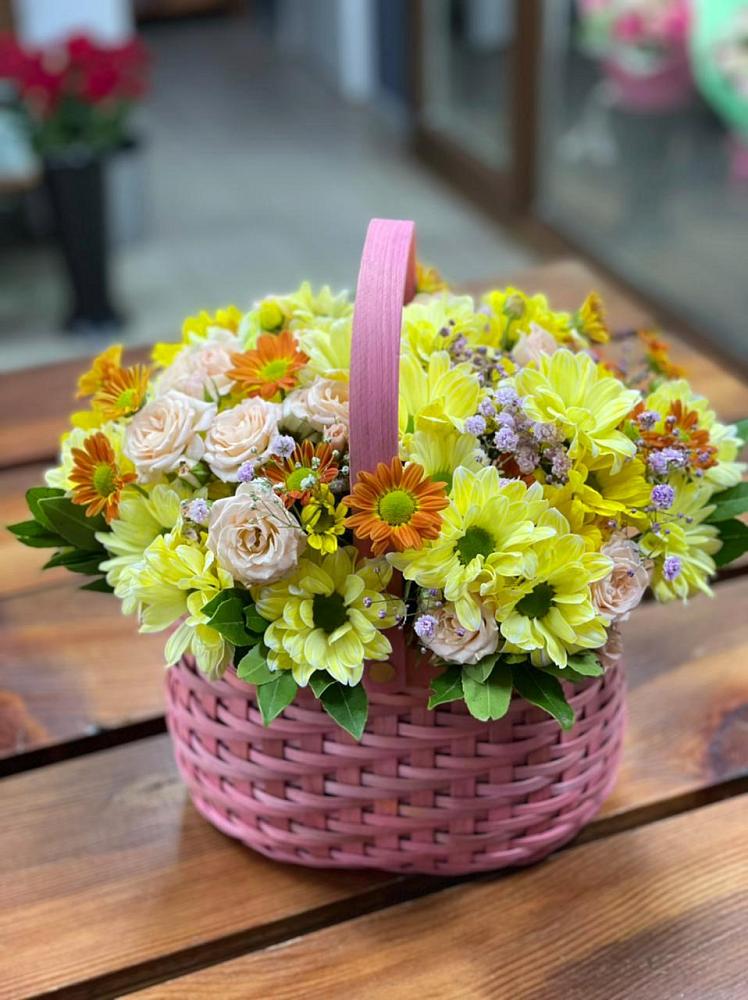 Цветочная композиция из Хризантемы и Розы в корзине в Суде