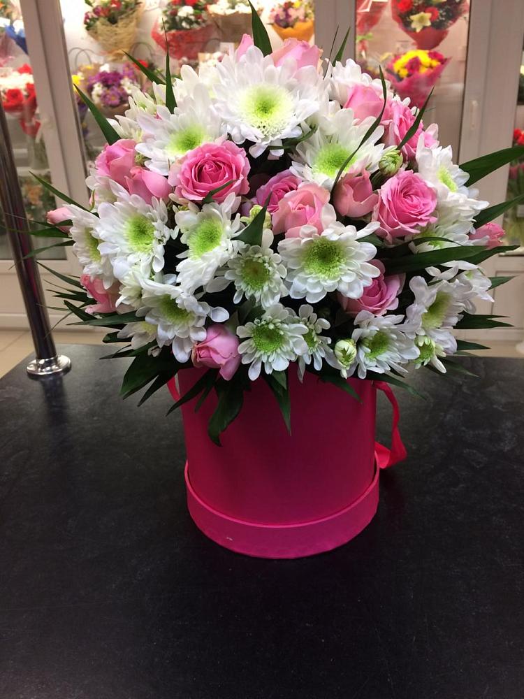 Цветочная композиция из Розы и Хризантемы в шляпной коробке в Суде