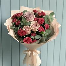 Букет цветов из:  Гвоздики и Розы в Суде