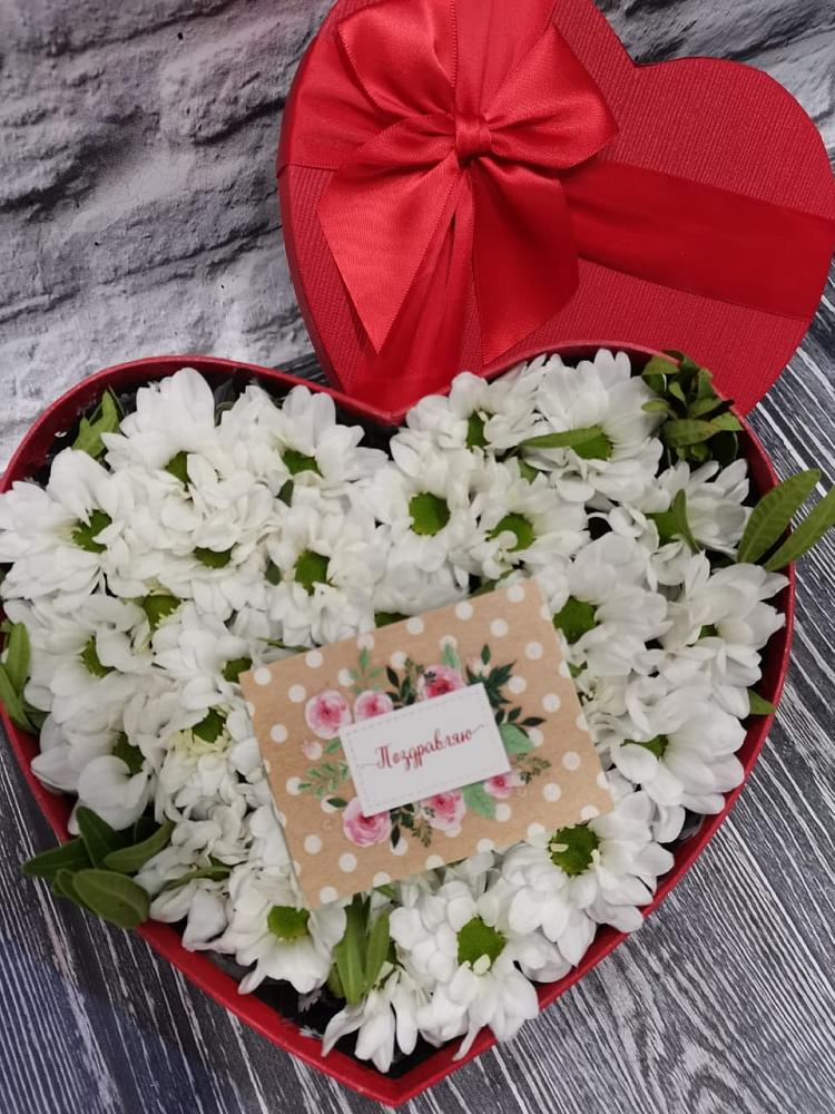 Цветочная композиция из Хризантемы в виде сердца в Суде