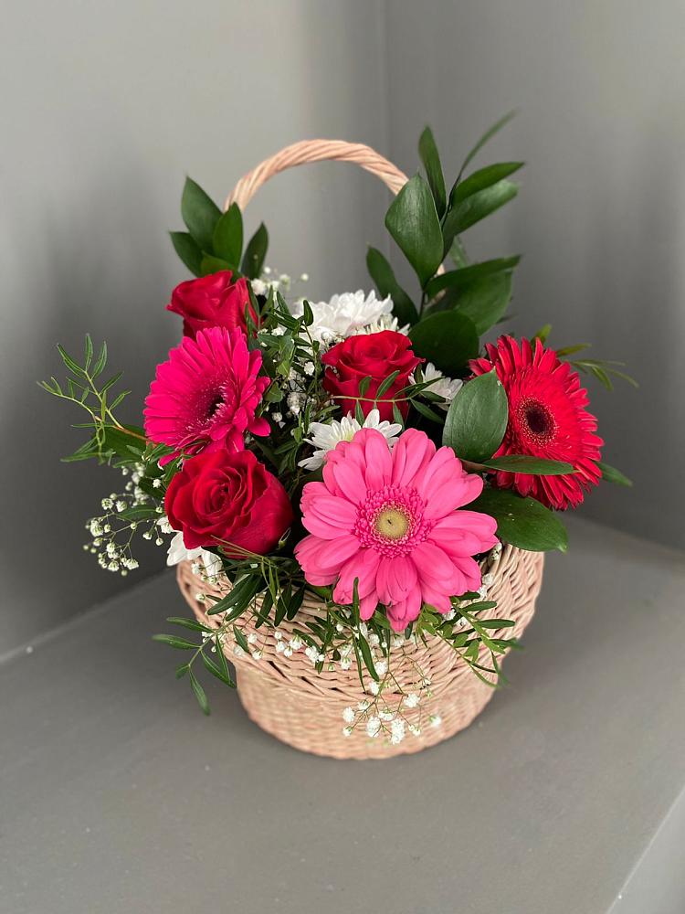 Цветочная композиция из Розы, Хризантемы и Герберы в корзине в Суде