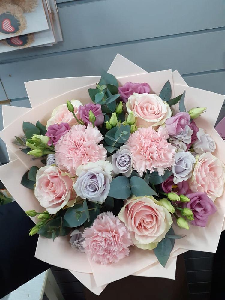 Букет цветов из: Розы, Гвоздики и Лизиантусы в Суде