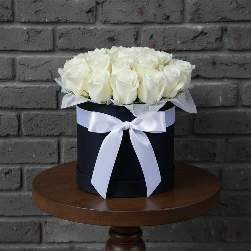 Цветочная композиция из Розы в шляпной коробке в Суде