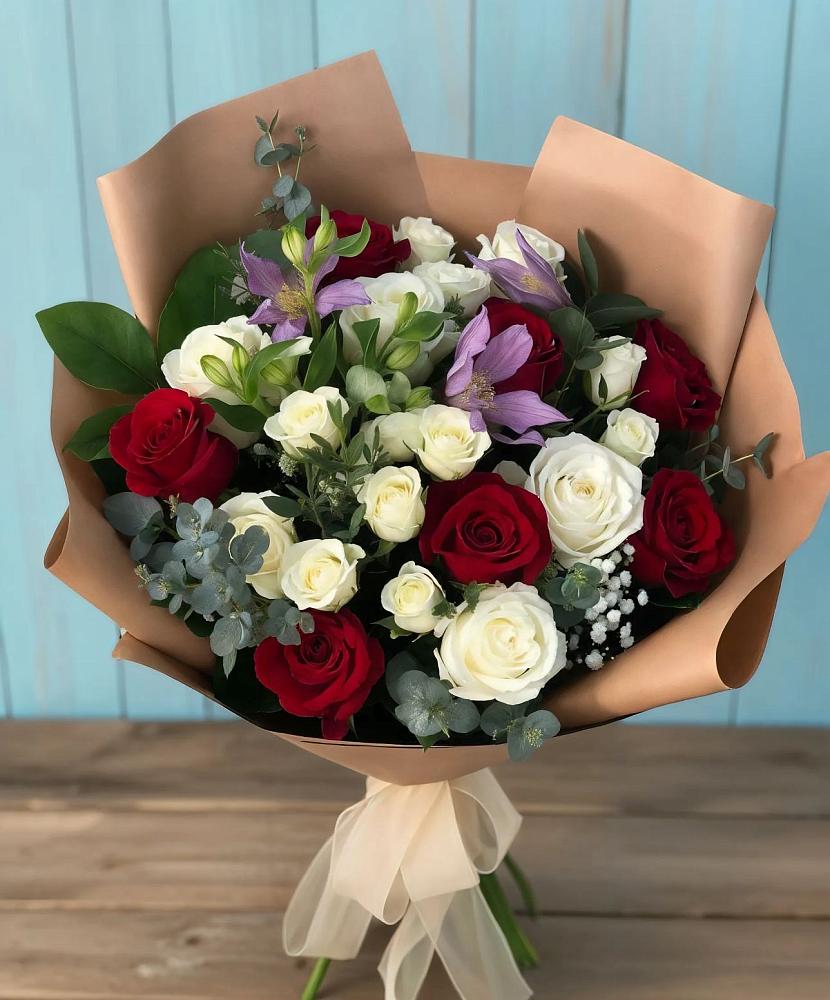 Букет цветов из: Розы и Альстромерии в Суде