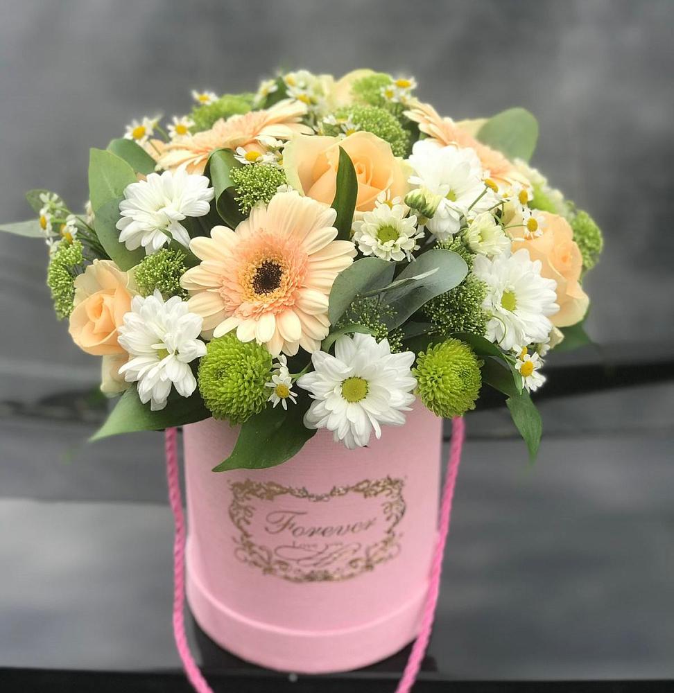 Цветочная композиция из Розы, Герберы и Хризантемы в шляпной коробке в Суде