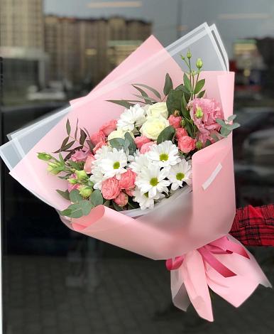 Букет цветов из: Розы, Лизиантусы и Хризантемы в Суде