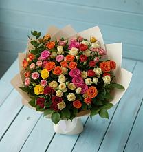 Букет Микс из разноцветных кустовых роз в Суде