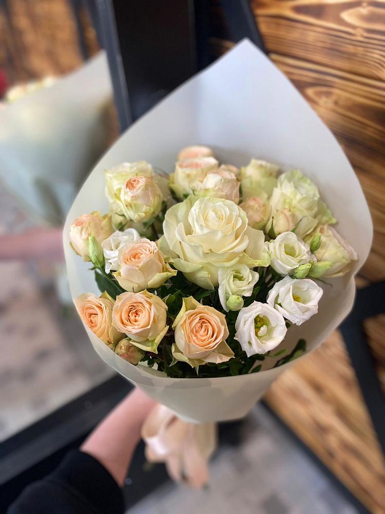 Букет цветов из: Розы и Лизиантусы в Суде