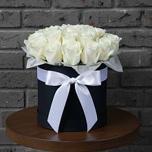 Цветочная композиция из Розы в шляпной коробке в Суде