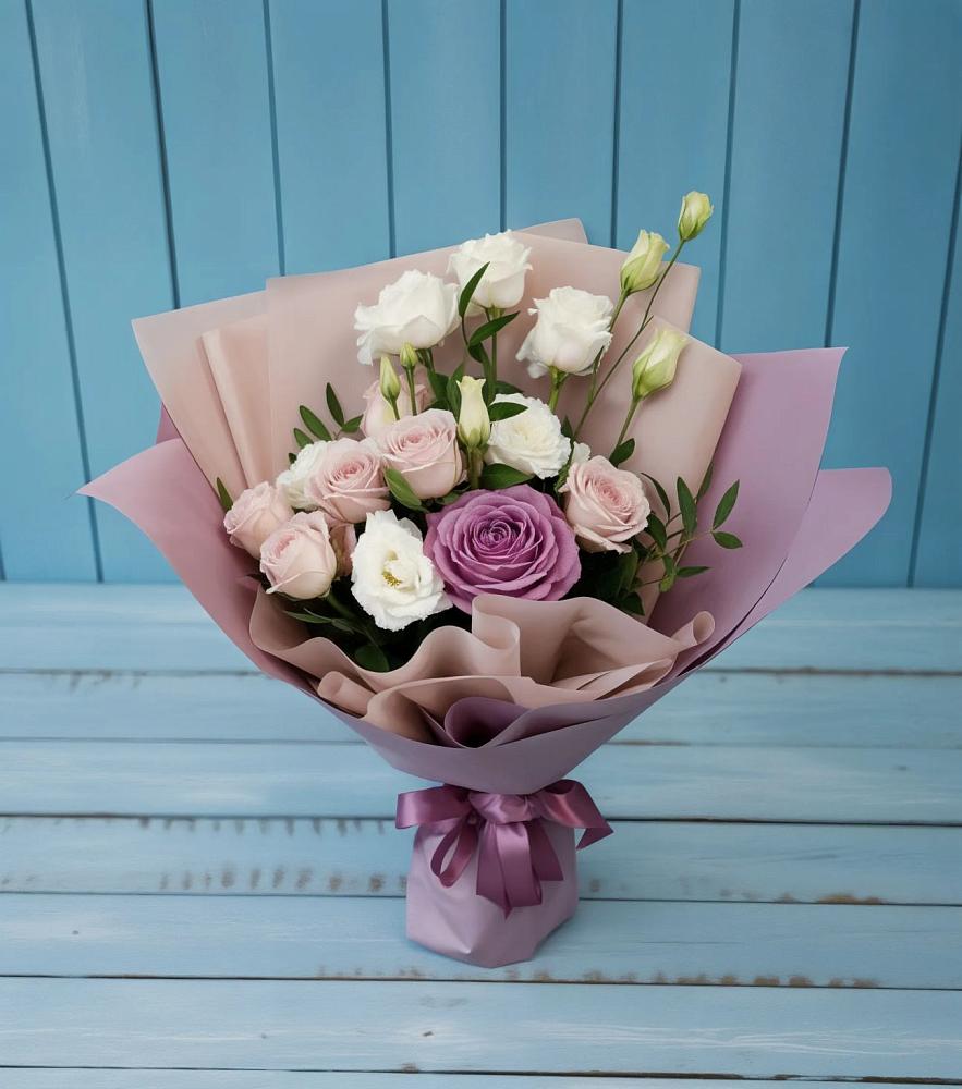 Букет цветов из: Розы и Лизиантусы в Суде